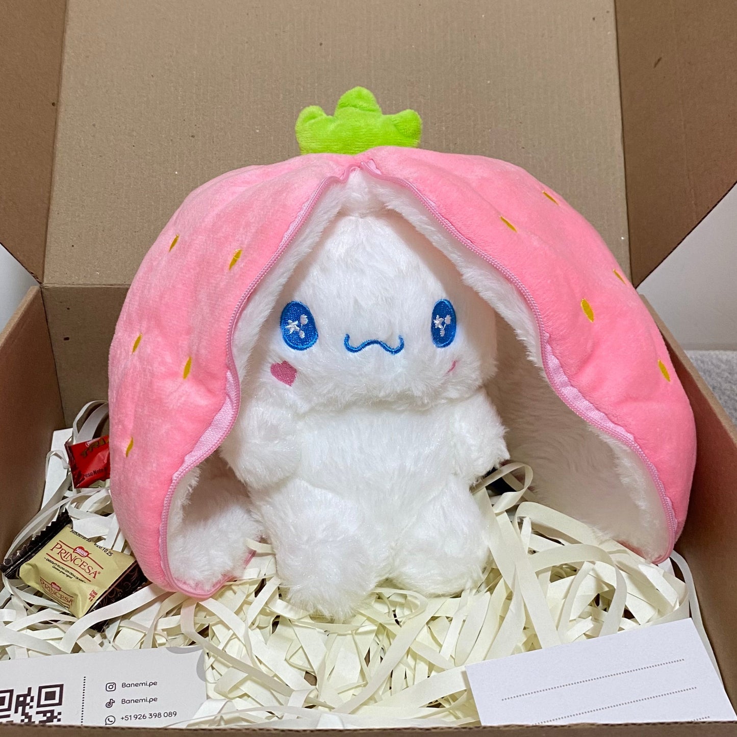 Peluche Cinnamoroll fresa con cierre abierto mostrando su interior.