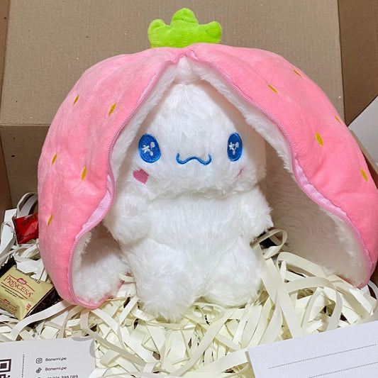 Peluche Cinnamoroll fresa con cierre abierto mostrando su interior.