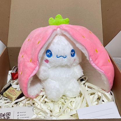 Peluche Cinnamoroll fresa con cierre abierto mostrando su interior.